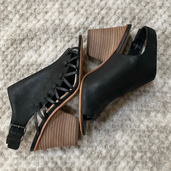 Vince Camuto Like New Condition~only worn 1 time. - Picture 6 of 9